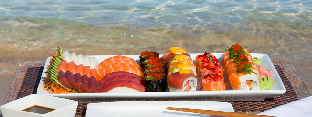 Un plato de Sushi, servido a la orilla del mar en CBbC Cala Bassa Beach Club