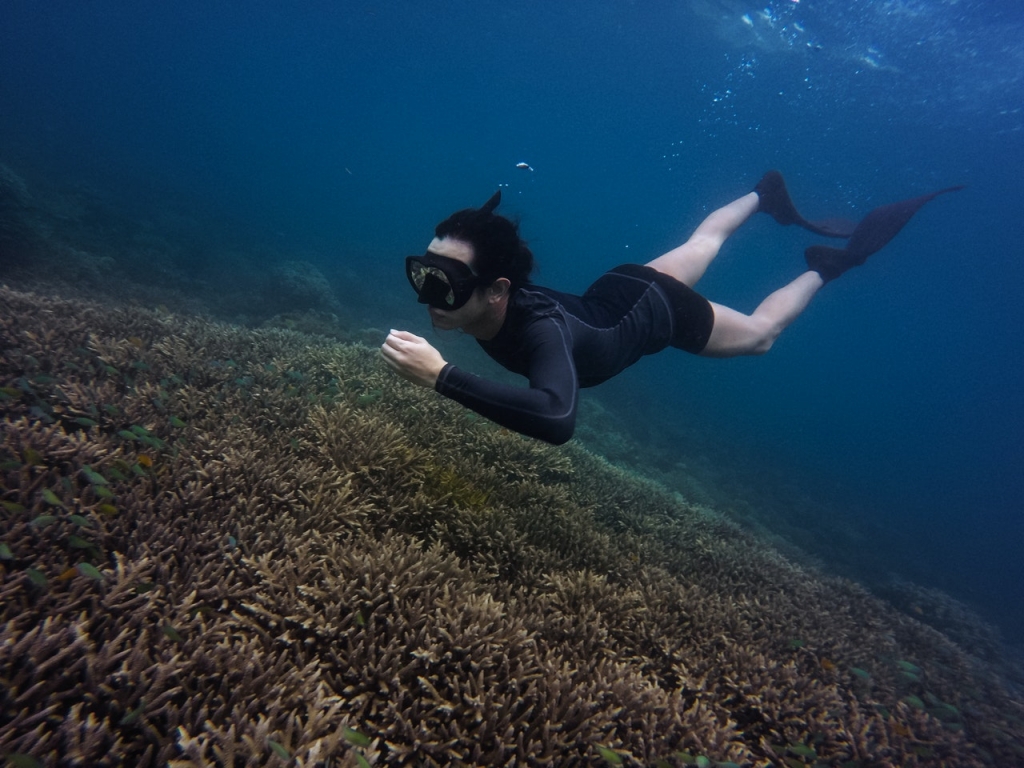 Mujer haciendo snorkel