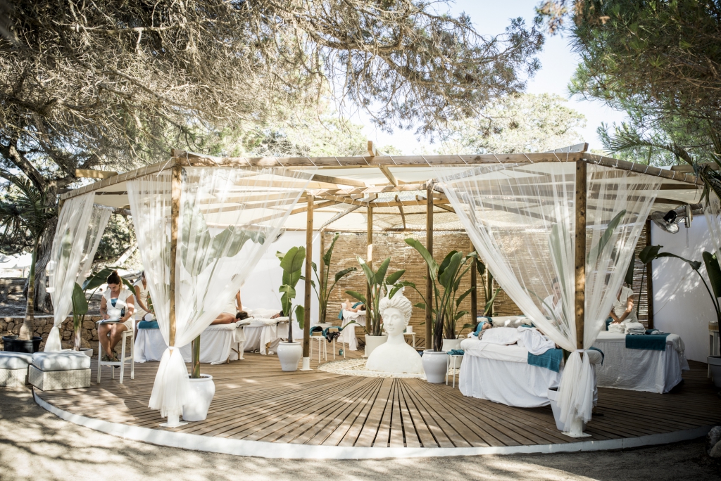 zona relaj en cala bassa beach club, tumbonas, hamacas