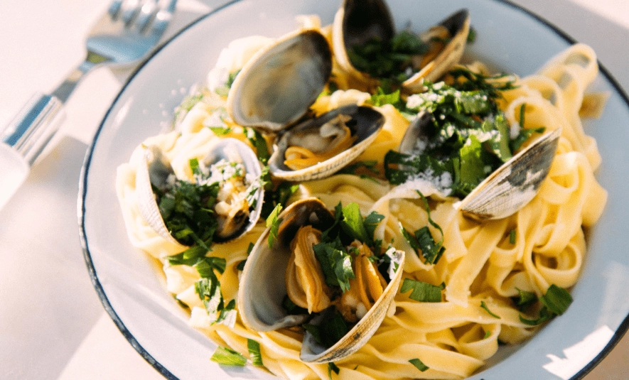 Un plato de pasta con almejas en cbbc-portobello