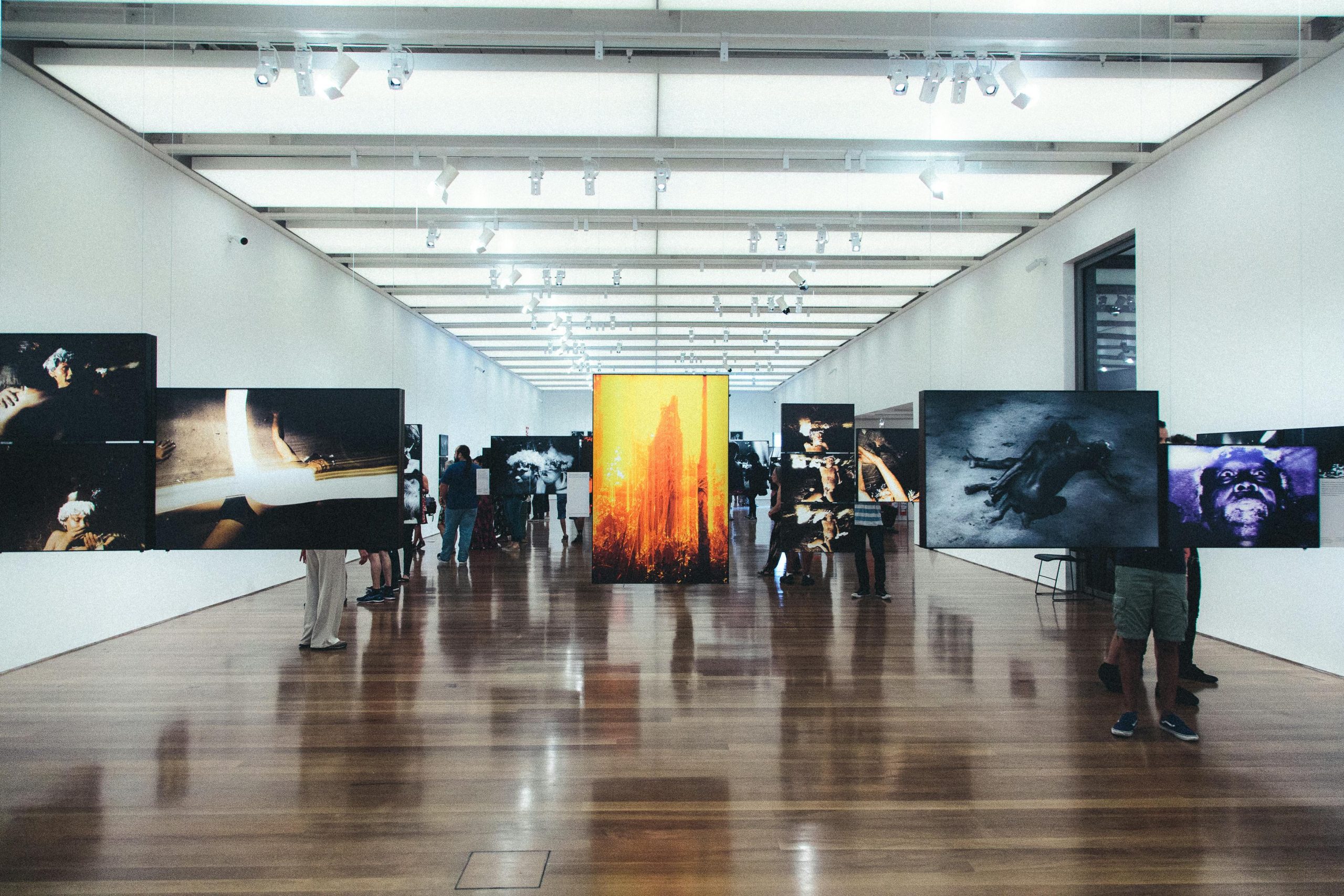Foto de JULIO NERY: https://www.pexels.com/es-es/foto/pinturas-en-habitacion-lateral-1839919/
