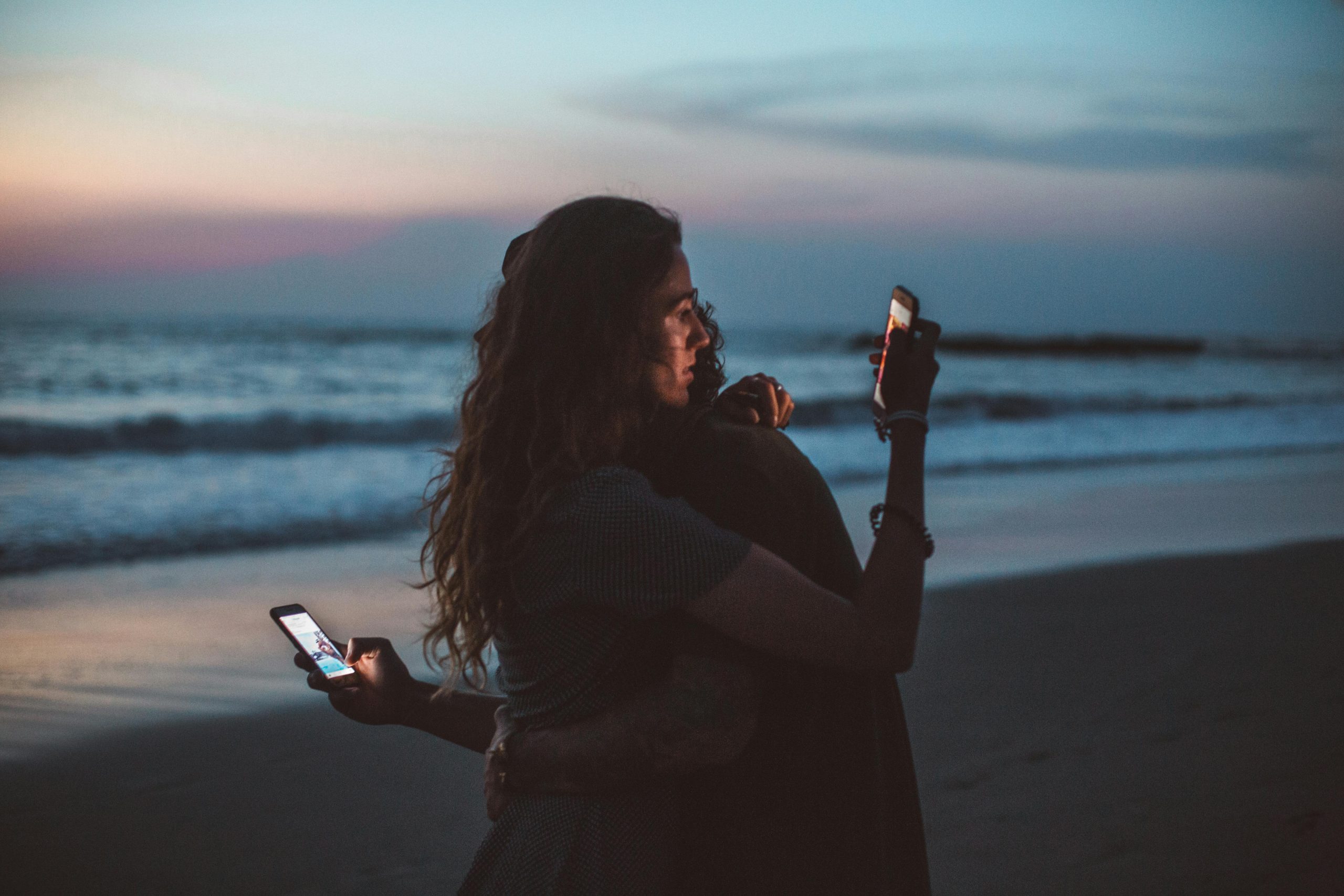Foto de ROMAN ODINTSOV: https://www.pexels.com/es-es/foto/naturaleza-puesta-de-sol-playa-pareja-4555321/