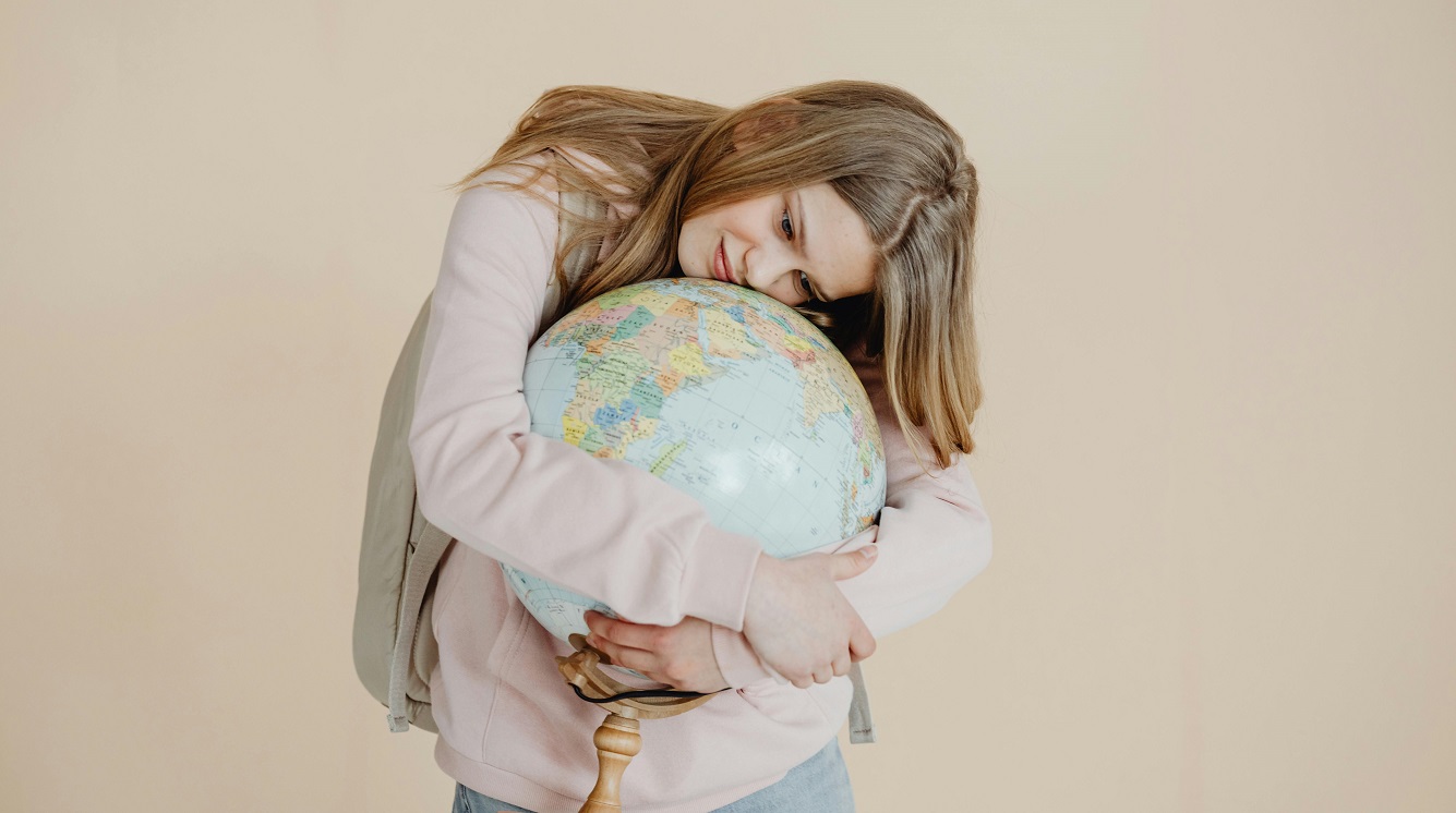 Una chica abrazando el mundo