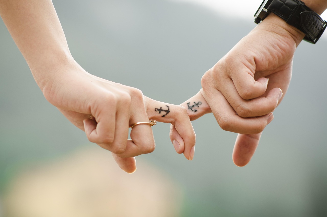 Manos entrecruzadas enamorados