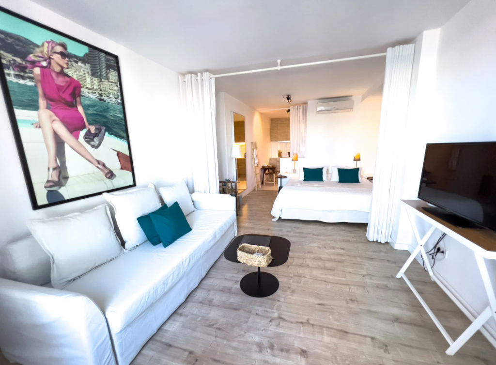 Habitación en CBbC Suites PortVell Ibiza