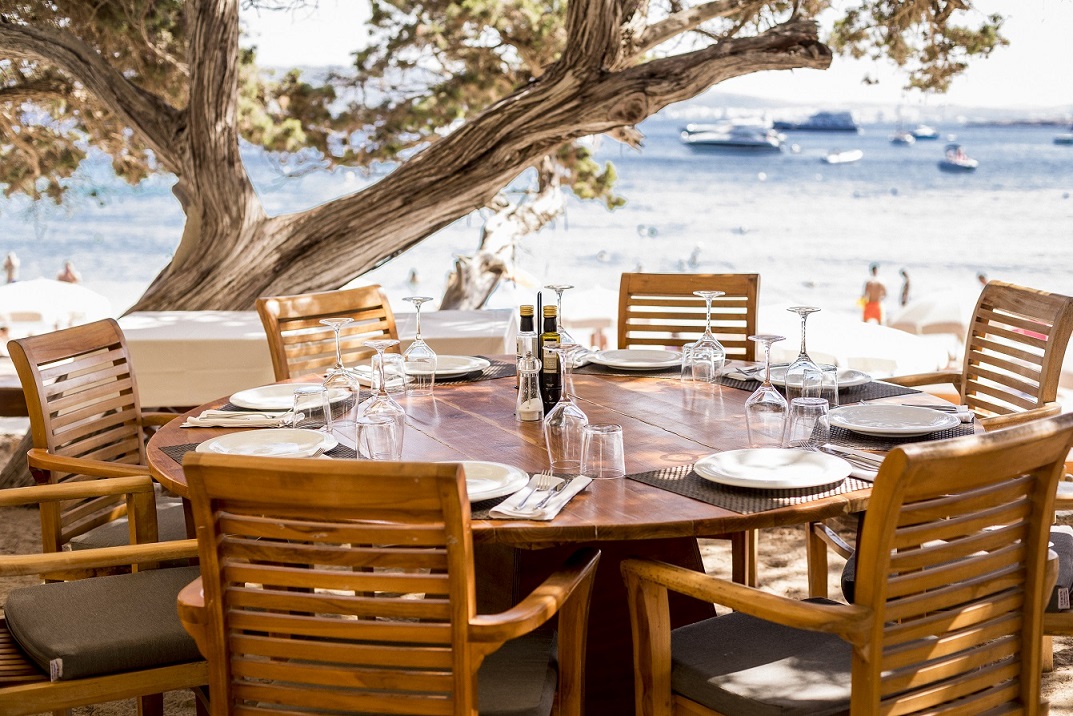 Cala Bassa, una mesa te está esperando en primera línea de playa