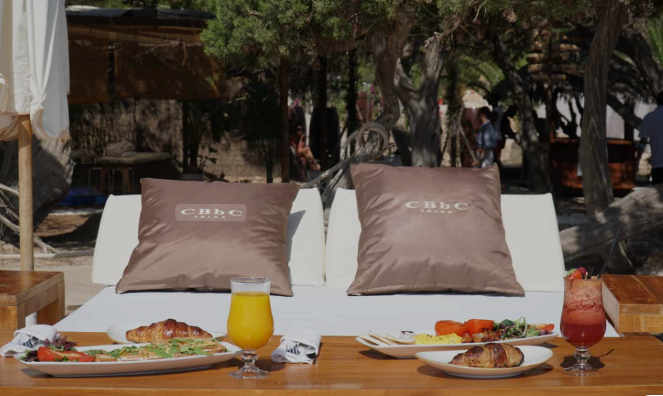 Hamacas-cojines-gastronomia-sabrosos-platos-calabasssa-beach-club
