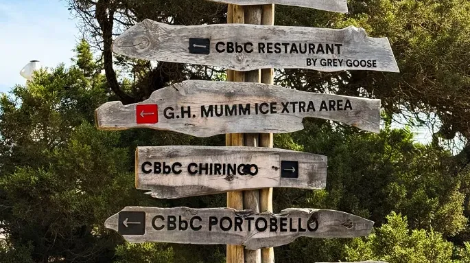 Tablones de madera con el nombre de cada lugar para ayudar a llegar los restaurantes en Cala