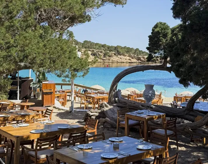 Mesas preparadas en Cala Bassa Beach Club- Ibiza