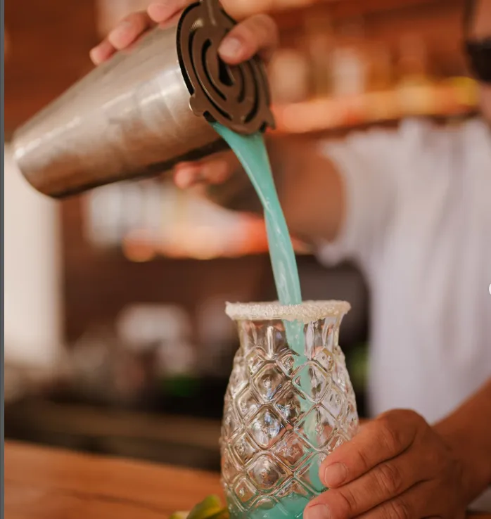 Sirviendo un coctel de color azul