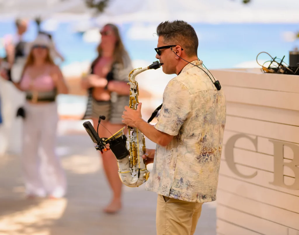 Un músico con su saxo alegrando la tarde a los clientes de Cala Bassa Beach Club. Ibiza