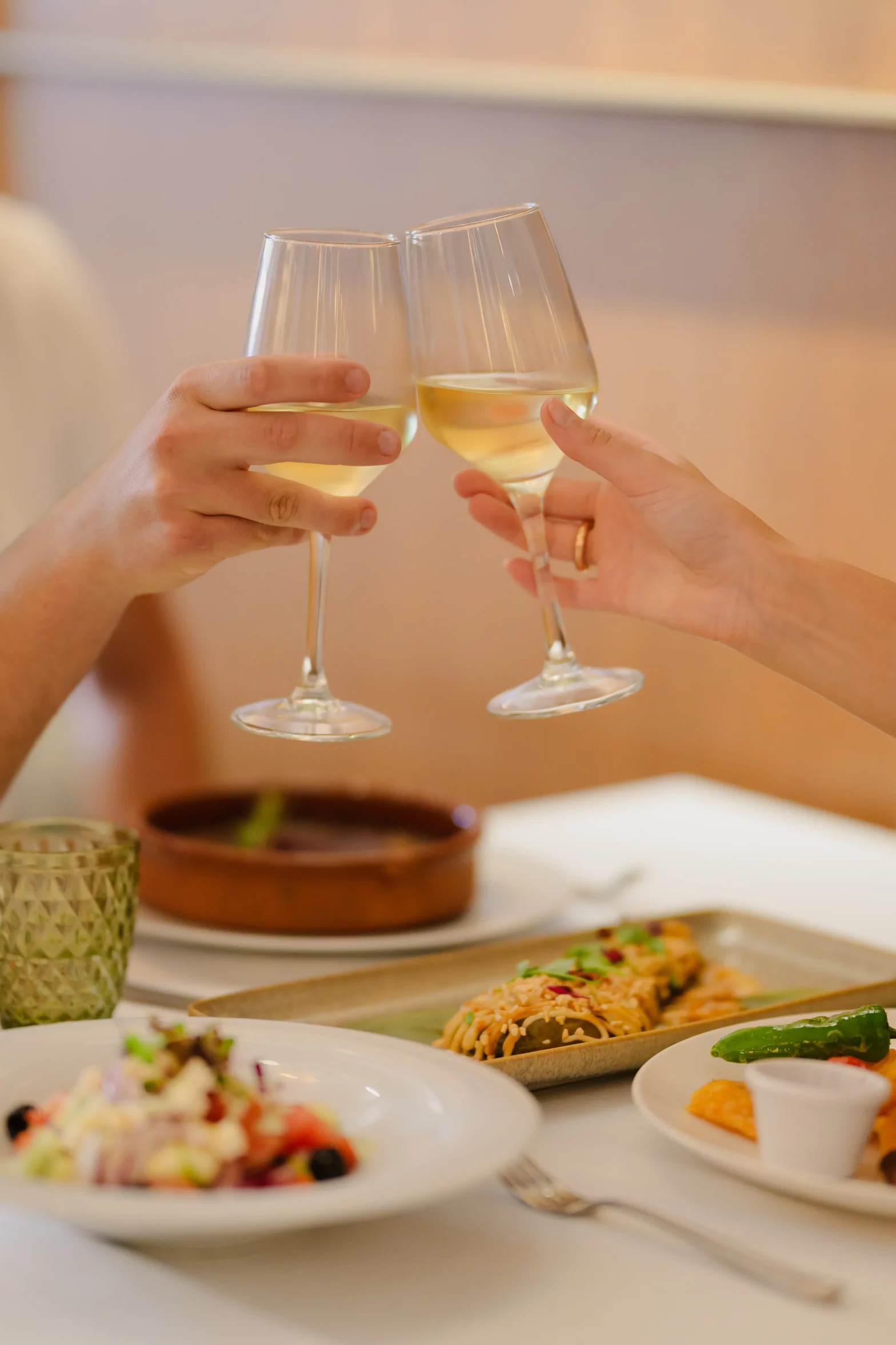 Un brinde en pareja en CBbC Restaurante Ebusus