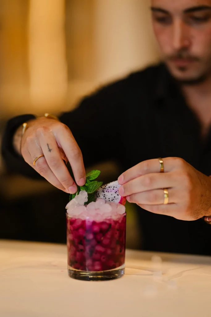 Un camarero prepara un coctel en restaurante CBbC Eubusus en Ibiza