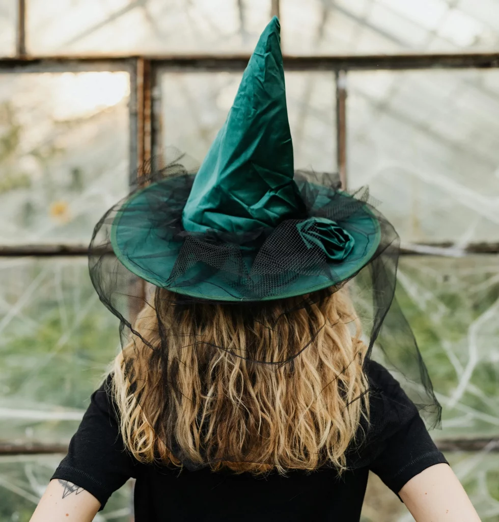 mujer-melena-rubia-con-sombrero-verde-halloween