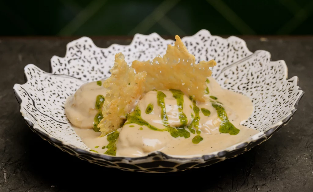 En Ebusus restaurante, se sirven platos de pasta, que son un gusto al paladar, no puede perderse. Servido en platos elegante