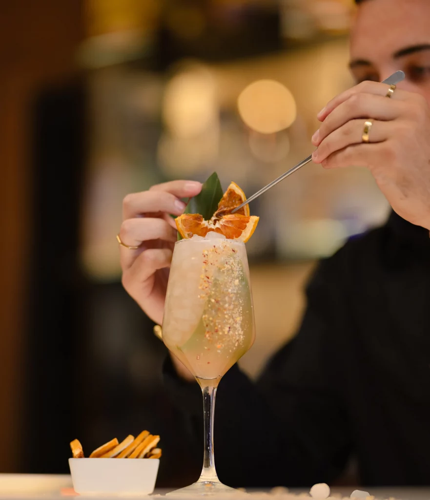 CBbC Ebusus-restaurante-preparar-un-coctel