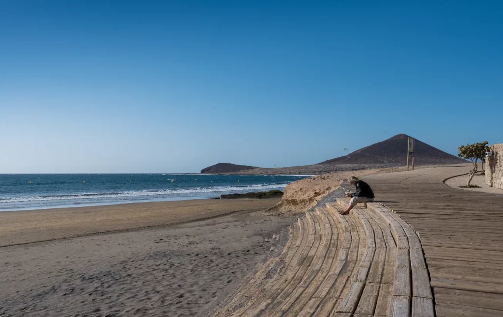 Hombre en la playa Leocadio Machado, El Médano, Tenerife, España