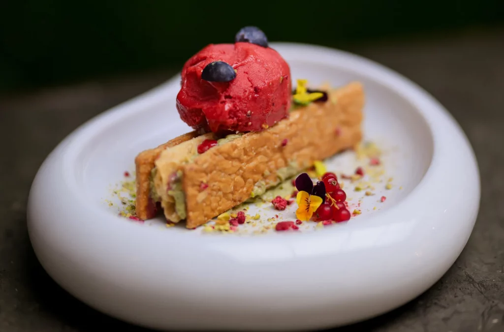 CBBC Ebusus- postre a base de turrón y helado de frutos rojos